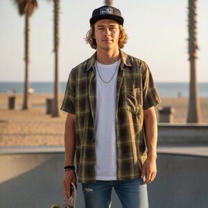 QuickSilver Button Up Shirt Mens Green Plaid Short Sleeve Shirt Size Large